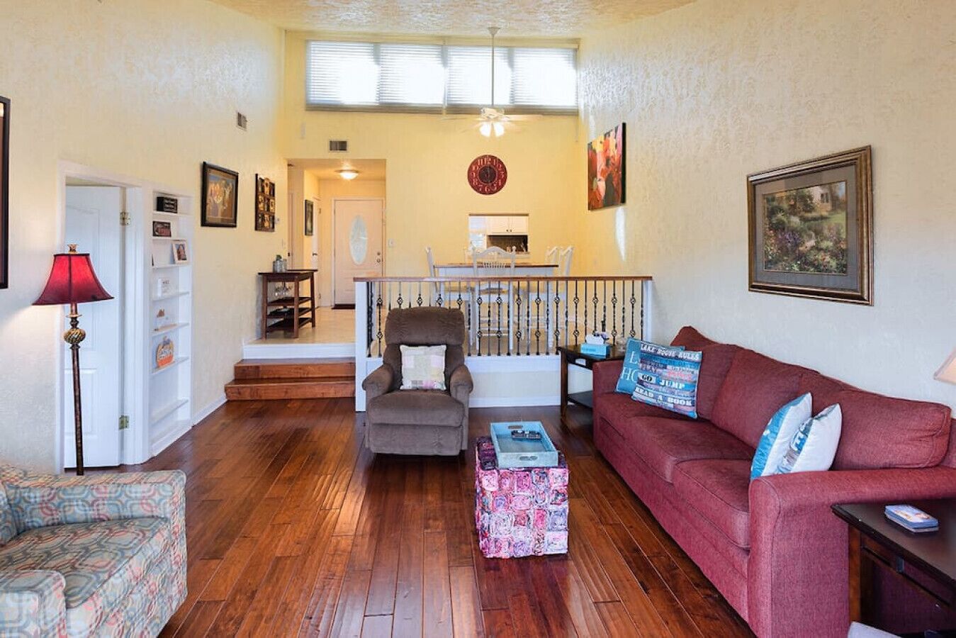 Een televisie, een kantoor en een printer