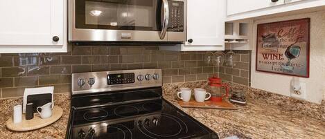 ثلاجة، ميكروويف، فرن، موقد طهي مسطح