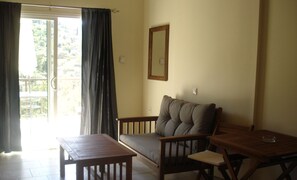 华丽开间套房 | 起居区 | 12-英寸电视（配备数码频道）