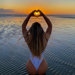 Una playa cerca, arena blanca