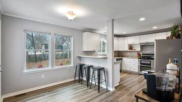 Réfrigérateur, micro-ondes, four, plaque de cuisson