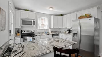 Køleskab, mikrobølgeovn, ovn, kogeplade