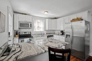 Jääkaappi, mikroaaltouuni, uuni, liesi