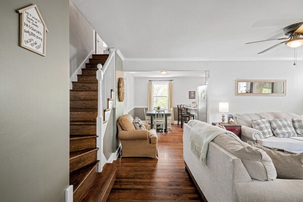 Älytelevisio, DVD-soitin, pöytätennispöytä, kirjoja