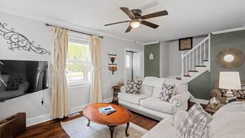 Smart-tv, dvd-afspiller, bordtennisbord, bøger