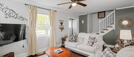 Smart TV, reproductor de DVD, mesa de ping pong, libros