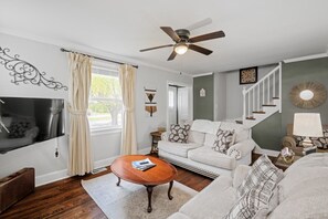 Smart TV, reproductor de DVD, tenis de mesa y libros