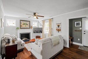 Älytelevisio, DVD-soitin, pöytätennispöytä, kirjoja