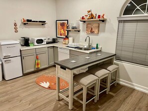 Fridge, microwave, stovetop, dishwasher