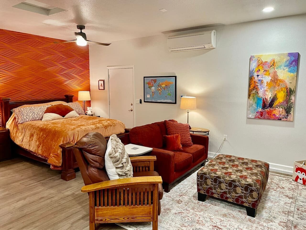 Desk, travel cot, WiFi, bed sheets