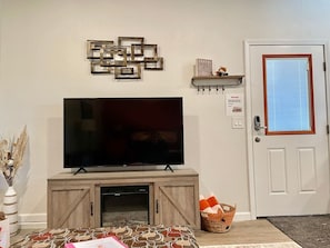 TV, caminetto, studio