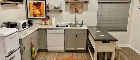 Een koelkast, een magnetron, een kookplaat, een vaatwasser