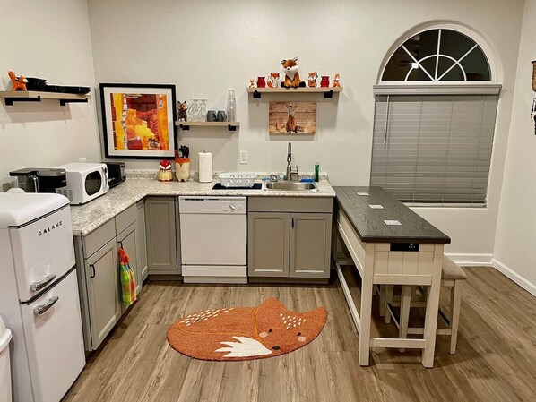 Køleskab, mikrobølgeovn, kogeplade, opvaskemaskine