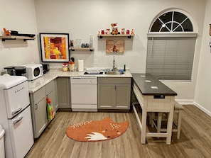 Frigorifero, microonde, piano cottura, lavastoviglie