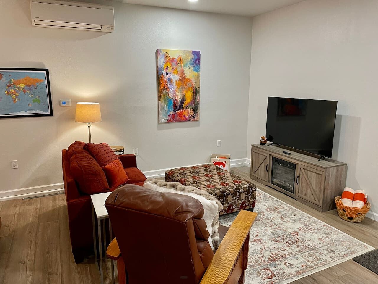 TV, fireplace, offices