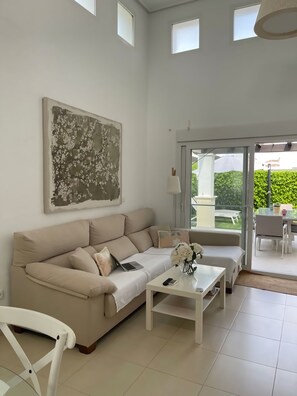 Smart-tv, een tafeltennistafel en boeken