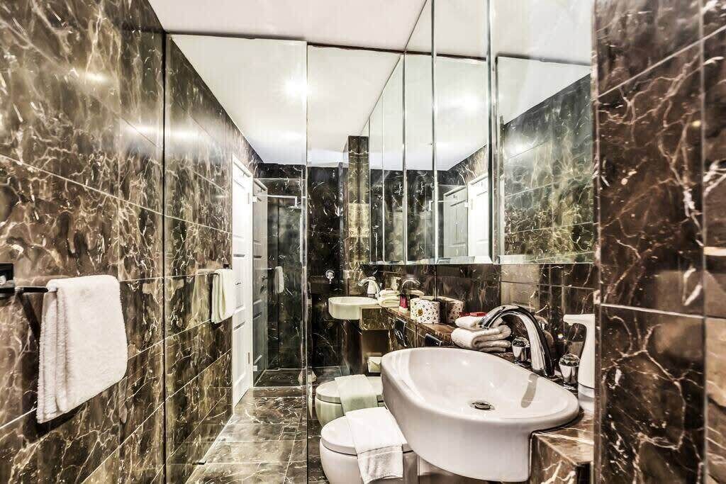 Baignoire, sèche-cheveux, serviettes fournies, shampoing
