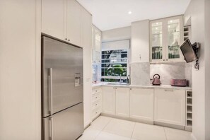 Kjøleskap, mikrobølgeovn, ovn og kokeplater