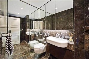 Badekar, hårføner, håndklær og såpe