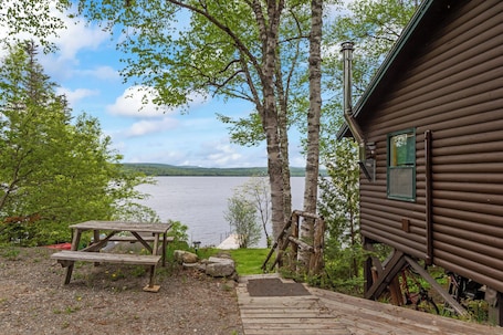 Outdoor dining. Balsam Breeze - cozy cottage on Mooselookmegunic!
