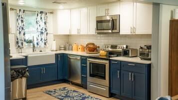 冰箱、微波炉、烤箱、炉灶