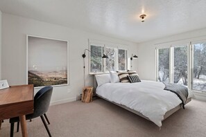 4 bedrooms, desk, WiFi, bed sheets