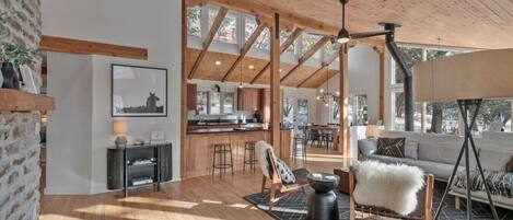 TV connectée, cheminée, table de tennis de table