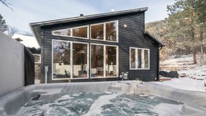 A modern house with a large hot tub in the backyard. - Durango Mountain House with Hot Tub and Views - great location (Durango)