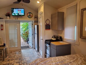 1 habitación, tabla de planchar con plancha y cuna de viaje