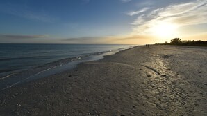 A beach with a clear sky and the sun setting on the horizon. - ***NEW*** Beautiful Cottage Canal Front&Boat Dock (Sanibel)