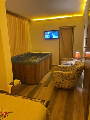 Deluxe Double Room, Hot Tub | Premium bedding, individually decorated, individually furnished, desk - Larin Otel (Sile)