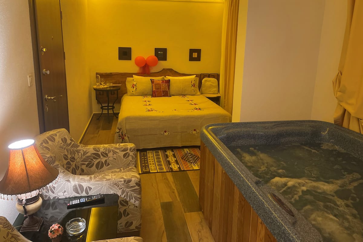Habitación Deluxe doble, bañera de hidromasaje | Ropa de cama de alta calidad y decoración individual