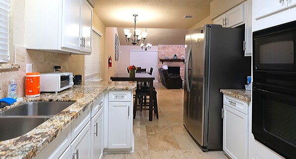 Exclusive House, 4 Bedrooms, Non Smoking | Private kitchen - 4Bdrm 2Bath 4Beds - Richmond (Richmond)