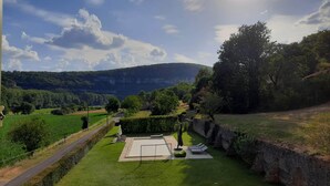 A grassy courtyard with a soccer goal, a stone wall, and a view of a valley with trees and hills. - Large vacation home in the Lot in the heart of the Quercy regional park (Saint-Sulpice)
