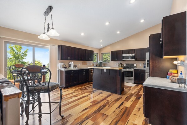 Frigorifero, microonde, forno, piano cottura