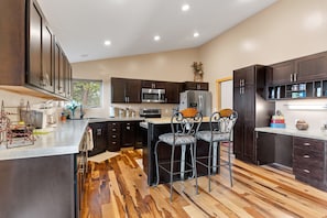 Frigorifero, microonde, forno, piano cottura