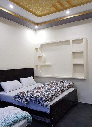 Habitación triple Deluxe | Tabla de planchar con plancha