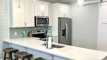 Coffee/tea maker, fridge, microwave, oven
