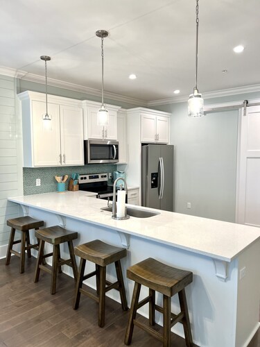 20% weekly discount! 3 BR Condo. End Unit. Walk to Marina & Zachrys!