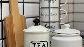 Coffee/tea maker, fridge, oven, stovetop