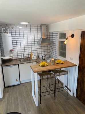 Fridge, oven, stovetop, coffee/tea maker