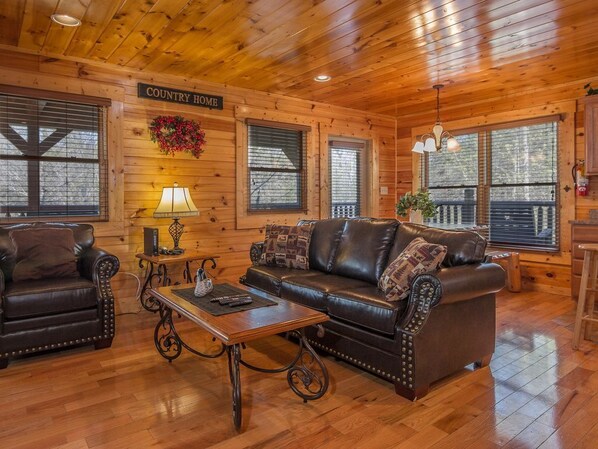 Smart TV, fireplace, video games, DVD player - Family Fun Getaway-Hot Tub, Theater + More- 2 mi to Gatlinburg Arts & Crafts!!! (Gatlinburg)