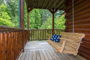 Property grounds - Family Fun Getaway-Hot Tub, Theater + More- 2 mi to Gatlinburg Arts & Crafts!!! (Gatlinburg)