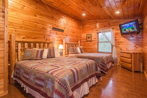 5 bedrooms, iron/ironing board, WiFi, bed sheets - Family Fun Getaway-Hot Tub, Theater + More- 2 mi to Gatlinburg Arts & Crafts!!! (Gatlinburg)