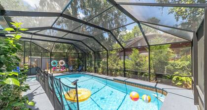 Private historic district apt with pool-suite A