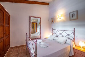 3 quartos, cofres nos quartos, ferros/tábuas de passar roupa