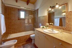 Banheira, secador de cabelo, toalhas de banho