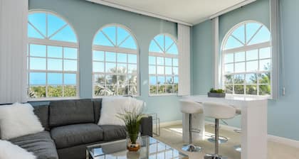 Tamarind House: Beautiful Hutchinson Island Home Steps From the Beach, Huge Pool