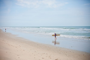 Perto da praia, espreguiçadeiras, toalhas de praia