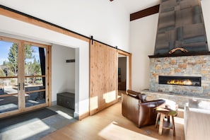 Casa, varias camas, chimenea | Sala de estar | Televisión y chimenea